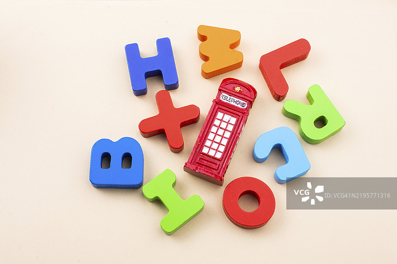 五颜六色的木制字母ABC积木和英国电话亭图片素材