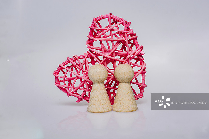 木制家庭人物雕像，象征着对孩子的关爱图片素材