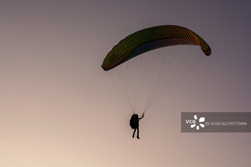 滑翔伞视角。滑翔伞是一项极限运动和休闲活动。图片素材