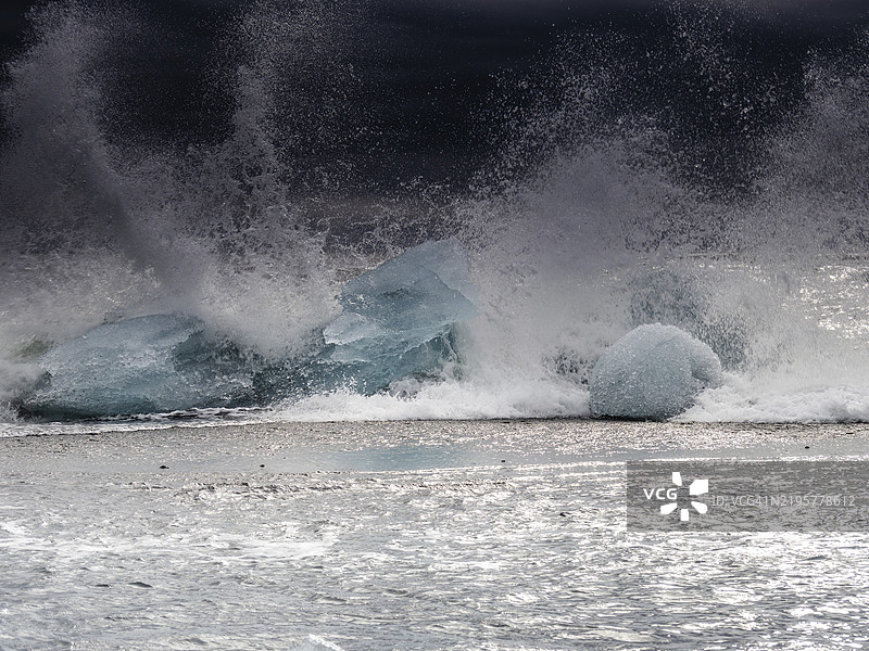 钻石海滩，冲浪中的冰山，靠近约库萨尔龙冰川湖，瓦特纳冰川国家公园，霍尔纳峡湾，南冰岛，冰岛，欧洲图片素材