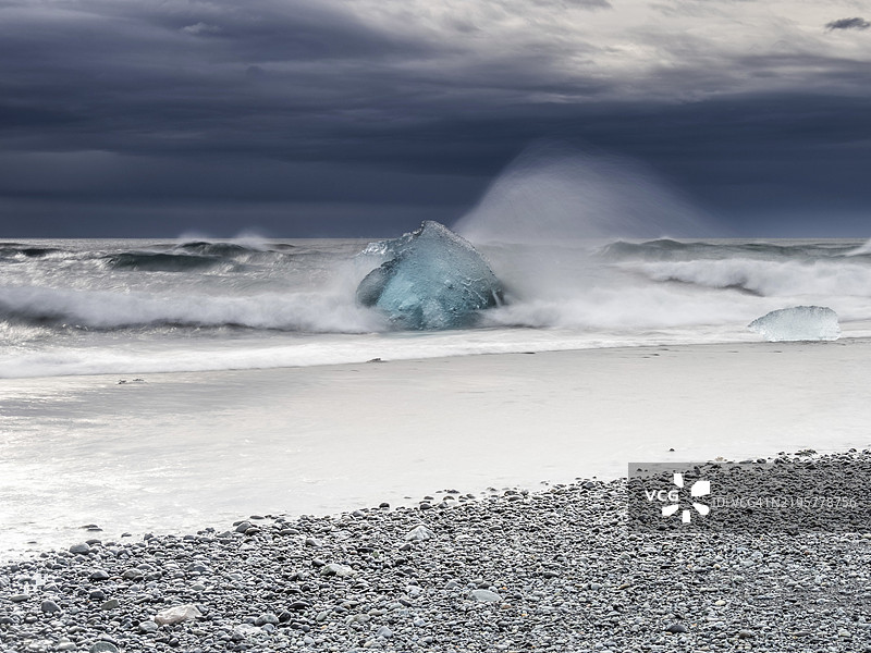 钻石海滩，冲浪中的冰山，靠近约库萨尔龙冰川湖，瓦特纳冰川国家公园，霍尔纳峡湾，南冰岛，冰岛，欧洲图片素材