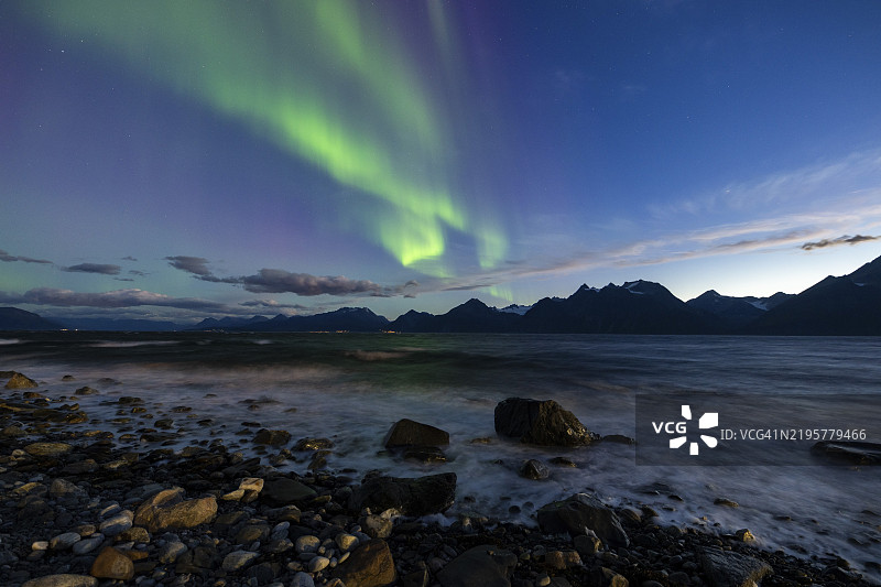 挪威特罗姆斯和芬马克地区的林根阿尔卑斯山林根峡湾的北极光图片素材