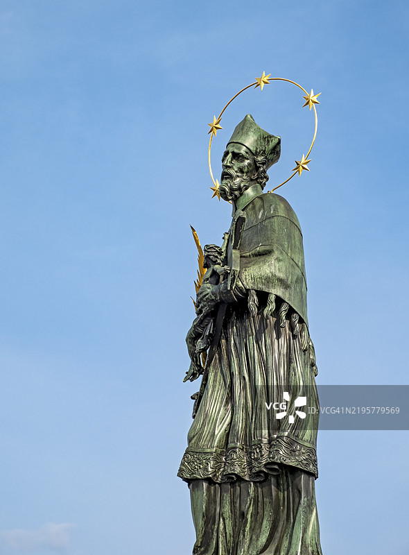 捷克共和国布拉格查尔斯桥上的圣约翰·内波穆克雕像图片素材