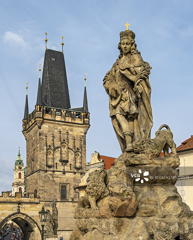 维图斯雕像与小城区桥塔，查尔斯桥，布拉格 - 捷克共和国，欧洲图片素材