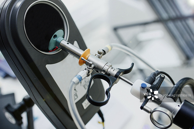 金属外科工具的特写，带有用于精确操作的手柄图片素材