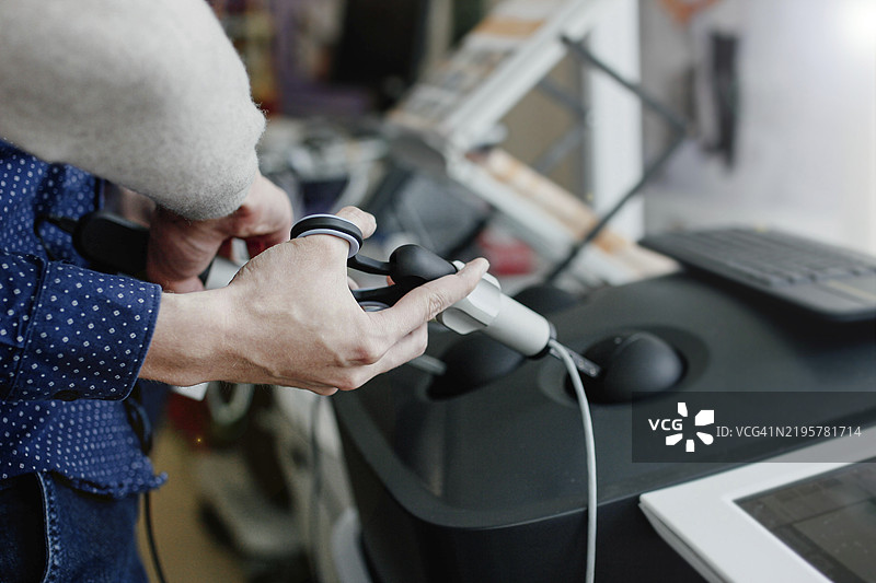 手部与腹腔镜模拟设备进行培训互动图片素材