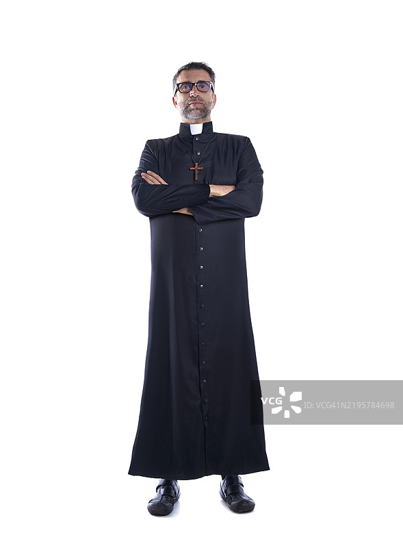 全身神父交叉双臂，穿着黑色法衣图片素材