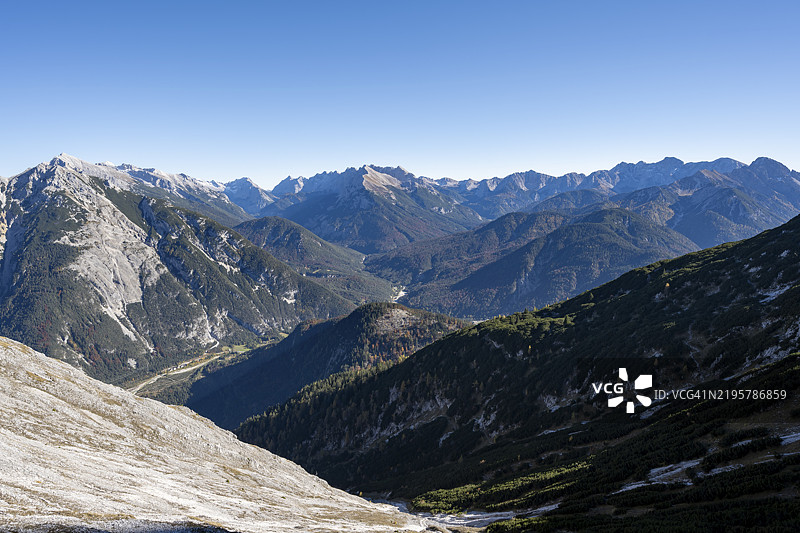秋季的山地风景，俯瞰上伊萨尔谷，卡尔文德尔的普莱森斯皮策，通往大阿恩斯皮策的上升，靠近巴伐利亚的沙尔尼茨，德国，欧洲图片素材