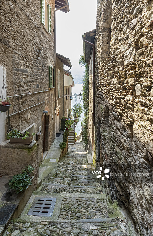 意大利科伦诺·普利尼奥的狭窄街道，科莫湖，欧洲图片素材