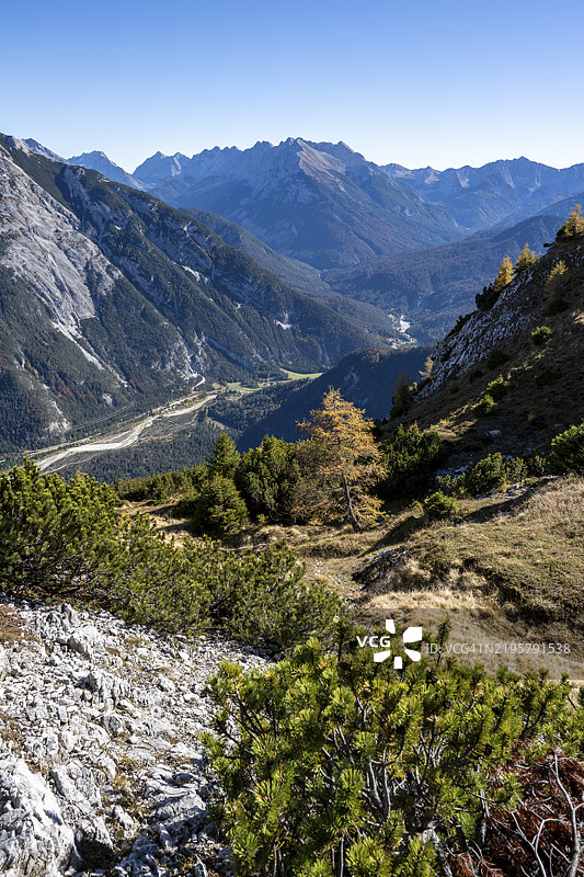 秋季的山地风景，俯瞰上伊萨尔谷，卡尔文德尔的普莱森斯皮策，通往大阿恩斯皮策的攀登，靠近巴伐利亚的沙尔尼茨，德国，欧洲图片素材