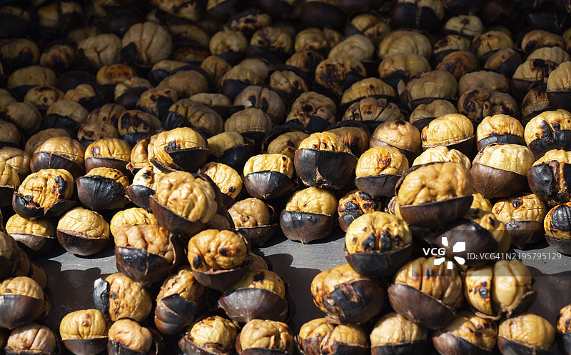 街头出售的熟制栗子串烧烤图片素材