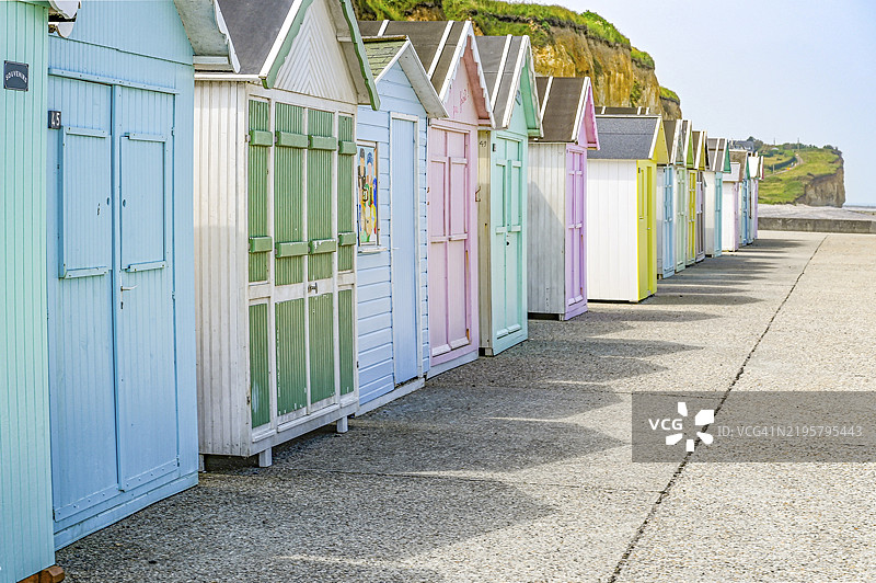 法国诺曼底塞纳-马里泰姆地区阿尔巴特海岸圣奥班海滩的粉彩色海滩小屋图片素材