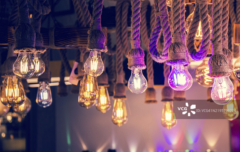 装饰性的古董爱迪生风格灯丝灯泡悬挂着图片素材