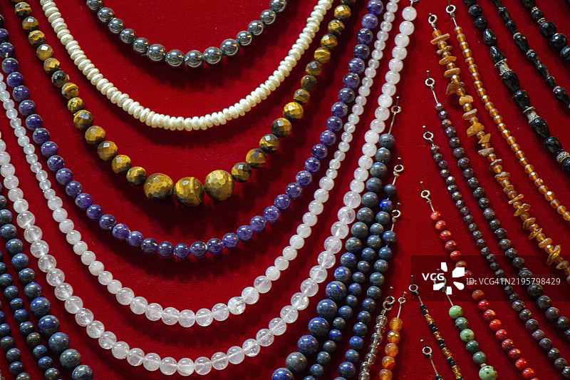 手工制作的项链。由各种颜色的珠子串成。五彩缤纷的珠子项链图片素材