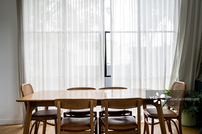 明亮房间里的木质餐桌图片素材