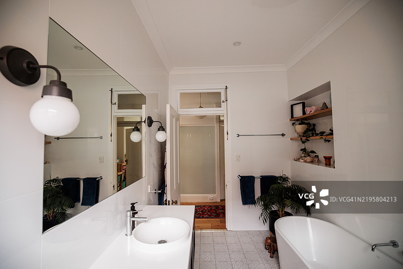 现代浴室的内部图片素材