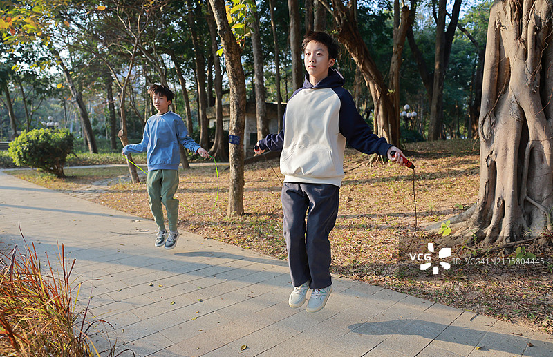 小男孩在跳绳图片素材