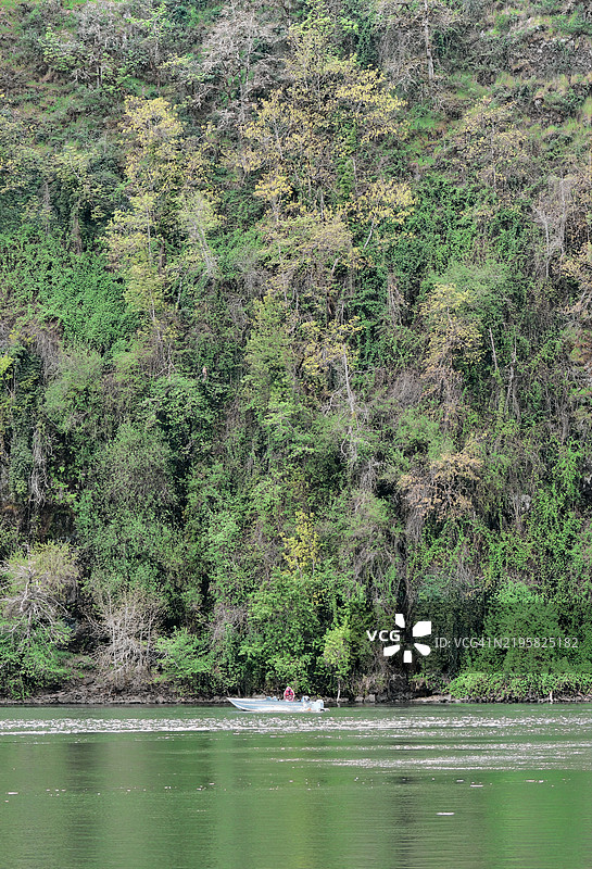 在威拉米特河钓鱼图片素材