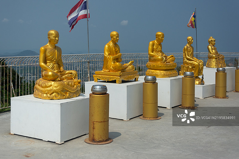 普吉岛大佛处的尊贵僧侣镀金雕像。图片素材