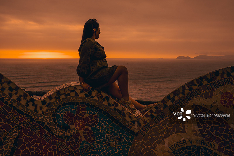 秘鲁女性在利马的爱情公园 contemplat 夕阳美景图片素材