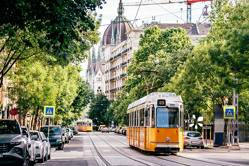 布达佩斯街道上的黄色电车，背景是匈牙利国会大厦，匈牙利图片素材