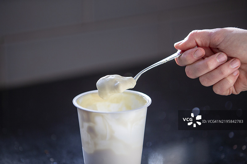 从塑料酸奶杯中吃酸奶图片素材