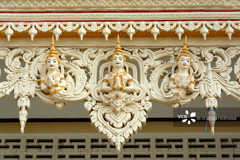 普吉岛查雅塔拉寺亭子里的金那拉和金那里雕像。图片素材