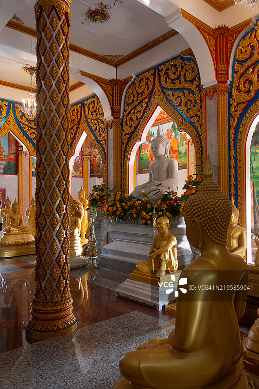 普吉岛查雅塔拉寺的法玛大塔内的佛像。图片素材