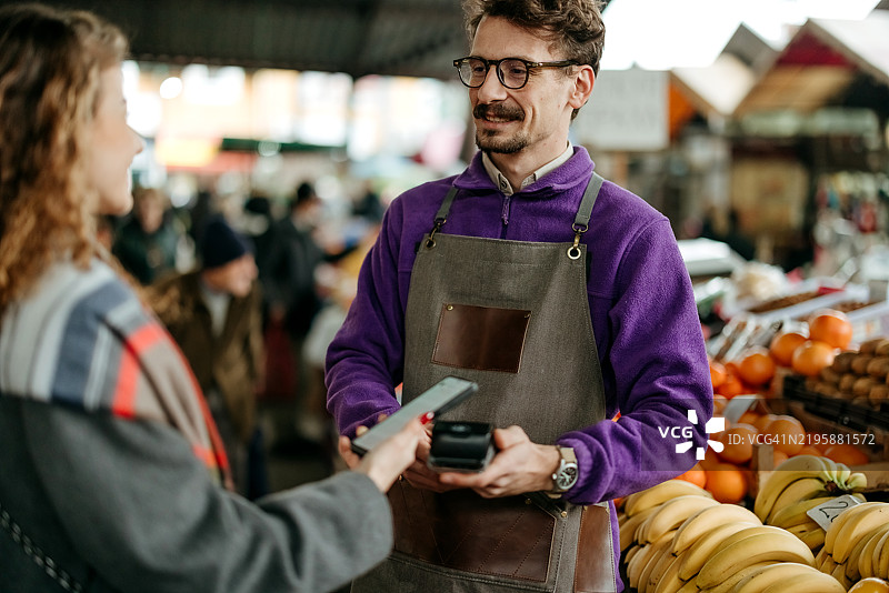 在街市用手机付款图片素材