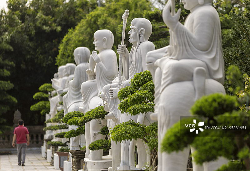 越南岘港灵应寺的一排阿罗汉雕像。图片素材