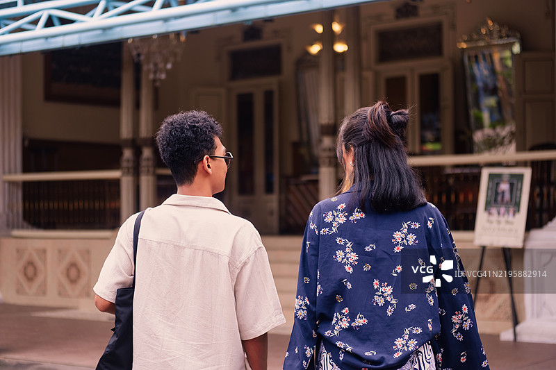 旅行者重聚，共同参加蜡染工作坊冒险图片素材