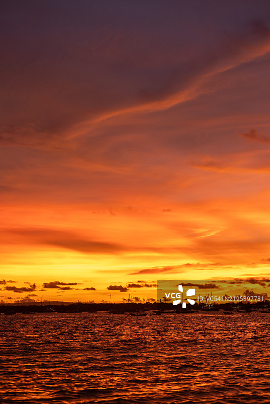 沙努尔海滩日落景观。图片素材