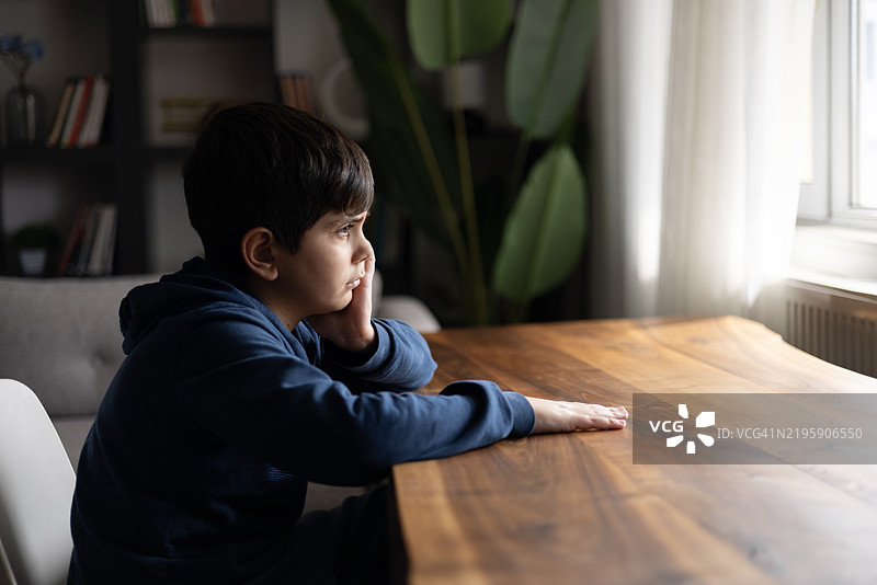 孤独悲伤的男孩在家中图片素材