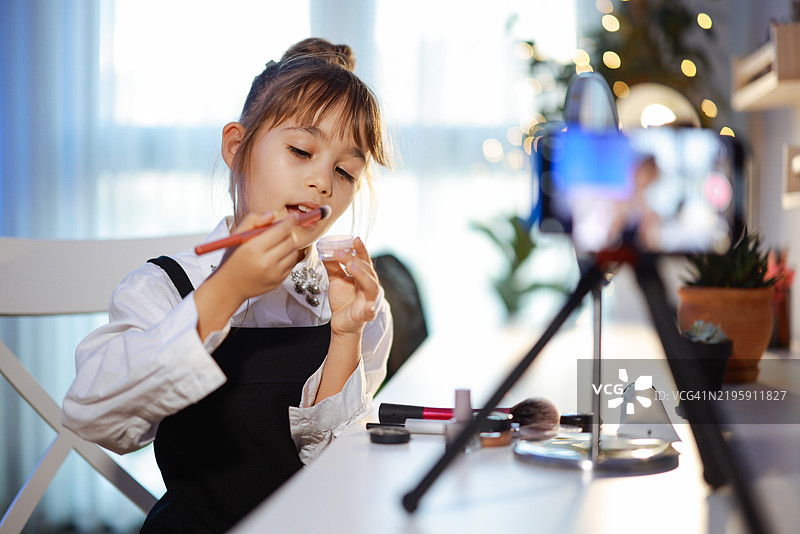 青少年美容博主直播教程，向粉丝提供美容建议图片素材