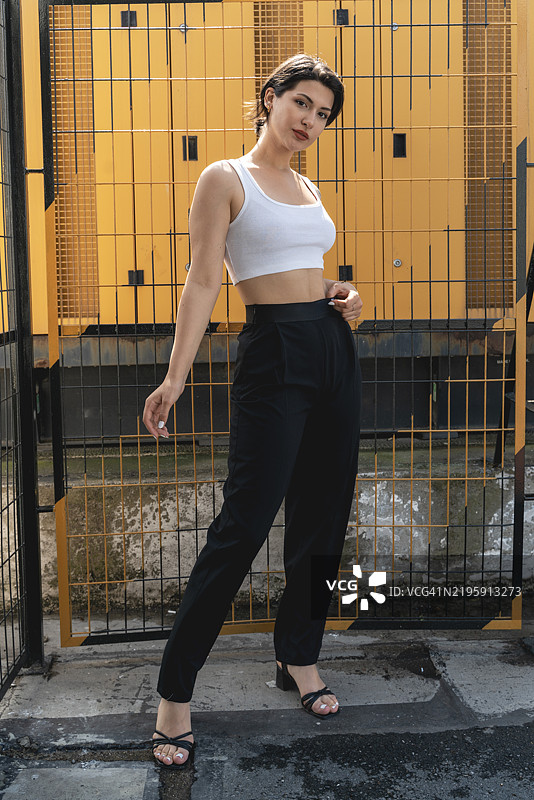 时尚的年轻Z世代女性穿着白色服装的肖像图片素材