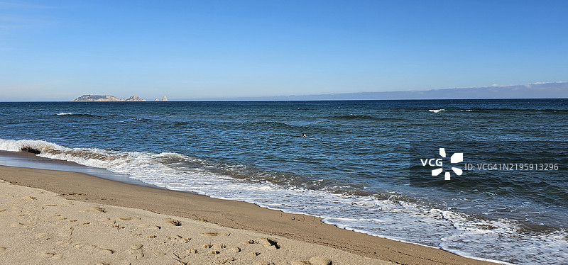 西班牙赫罗纳加泰罗尼亚的布拉特哈德帕尔斯海滩，科斯塔布拉瓦图片素材