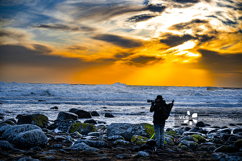 摄影师正在拍摄壮观的海浪图片素材