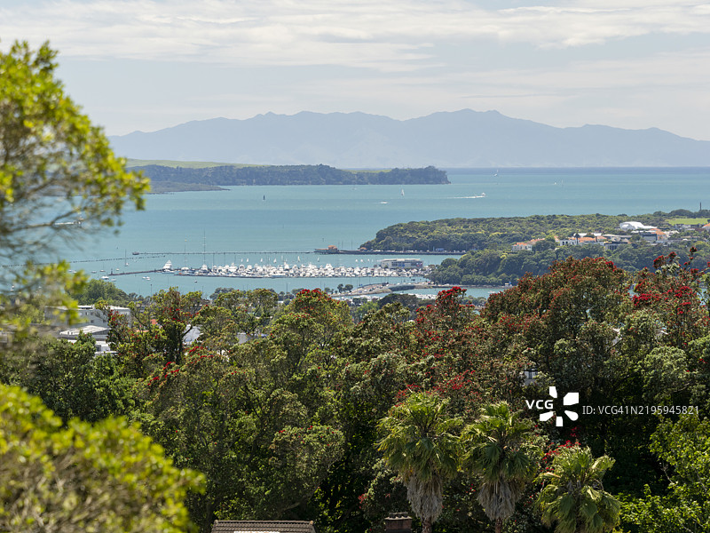 从新西兰奥克兰的伊登山俯瞰中央奥克兰的景色。图片素材