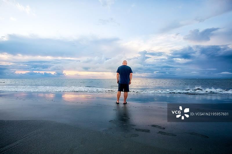 海边日出时的中年男子图片素材