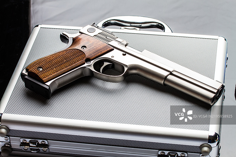 白色背景上的手枪特写图片素材