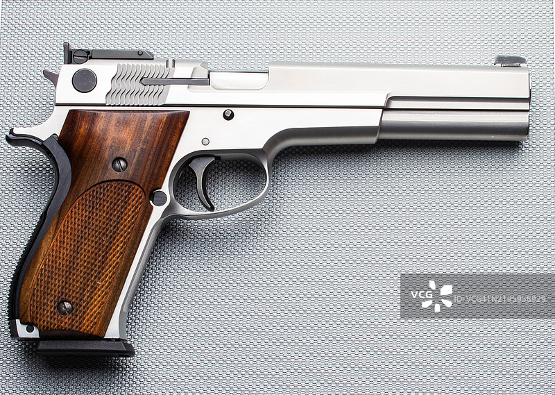 白色背景上的手枪特写图片素材