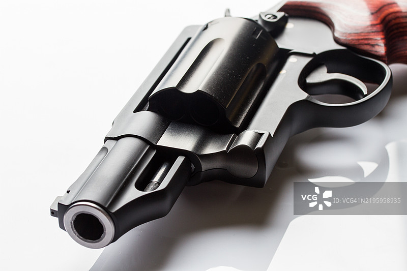 白色背景下的手枪特写图片素材
