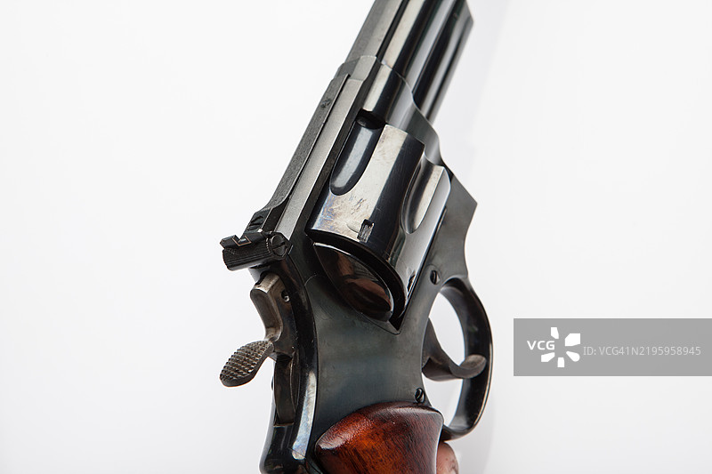 白色背景上的手枪特写图图片素材