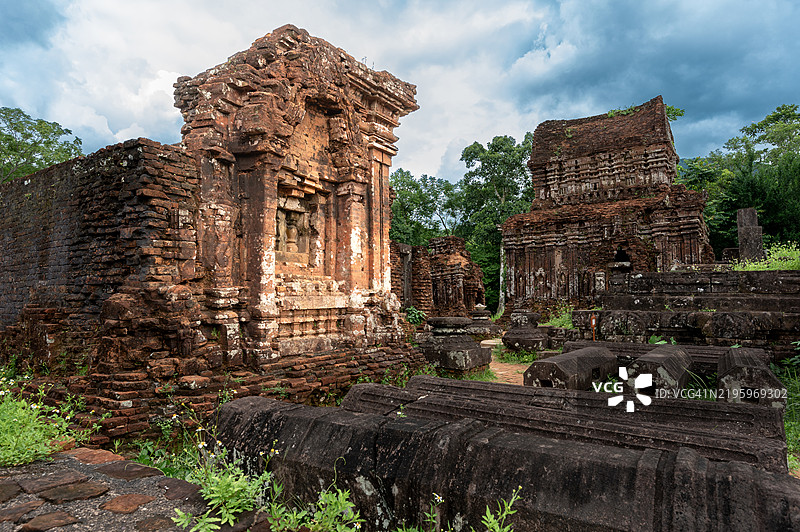 美山圣地(Mỹ Sơn)中一组占族印度教寺庙和塔庙遗址(A组)的景观,联合国教科文组织世界遗产 - 越南中部广南省。图片素材