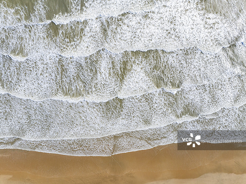 海滩和海浪的鸟瞰图图片素材
