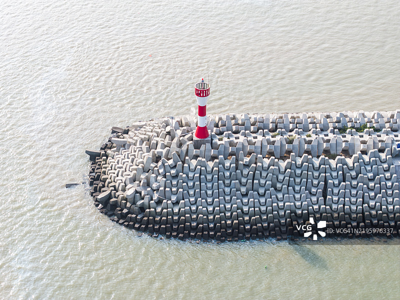 海边的防震坝和灯塔图片素材