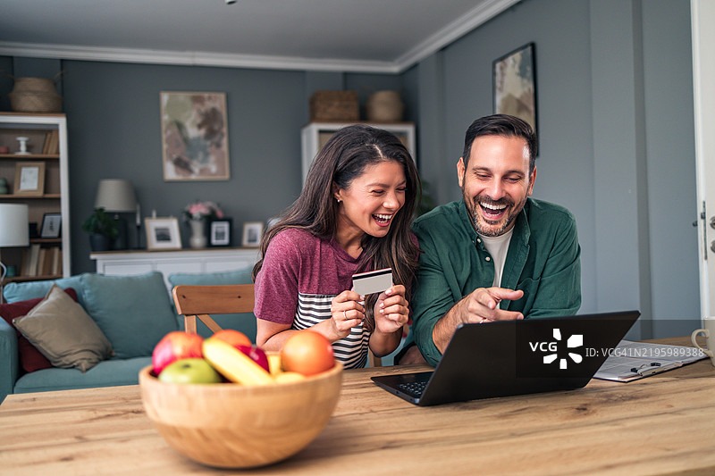 简单中的快乐，我们一起享受网上购物图片素材