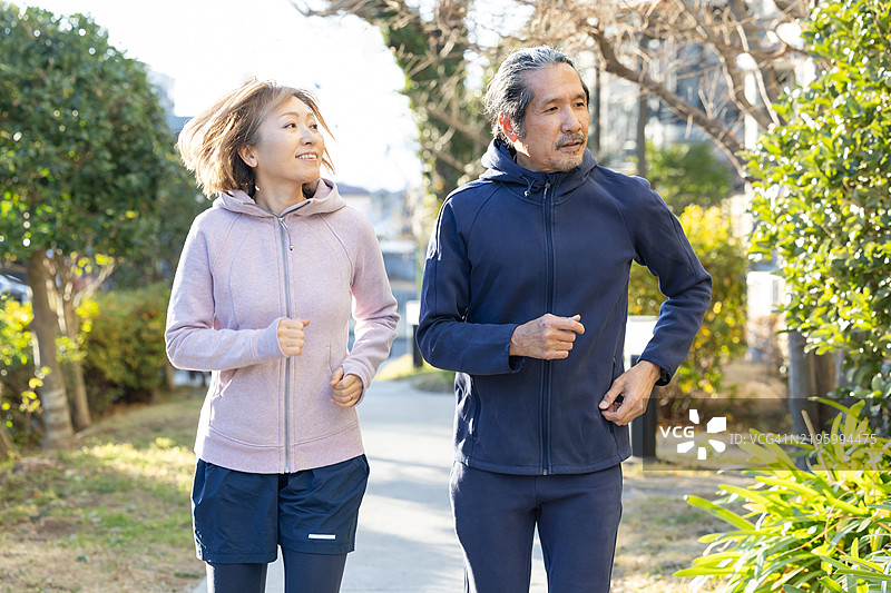 人们在社区里慢跑以保持健康。图片素材