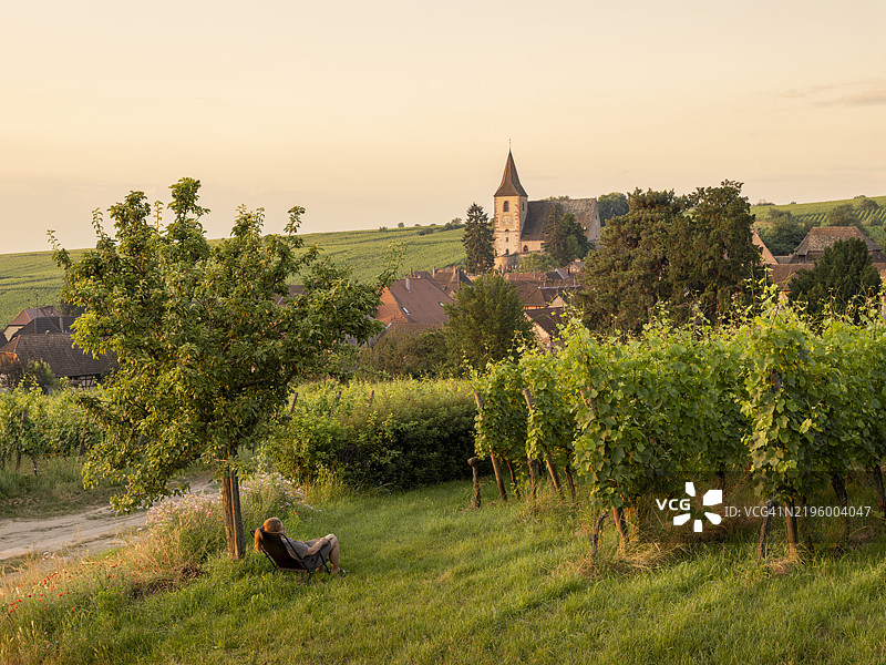 女人在草地上椅子上休息的全身照图片素材