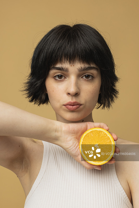 手拿橙子的女人图片素材